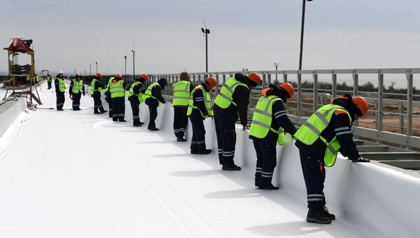 Подготовка к укладке рельсовых звеньев на железнодорожной части Крымского моста
