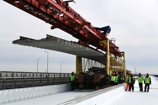 Укладка рельсовых звеньев на железнодорожной части Крымского моста Укладка рельсовых звеньев на железнодорожной части Крымского моста