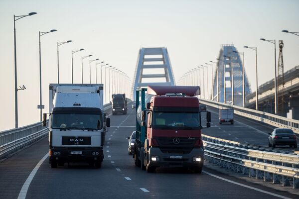 Грузовые машины на Крымском мосту, где были сняты ограничения на движение фур свыше 3,5т