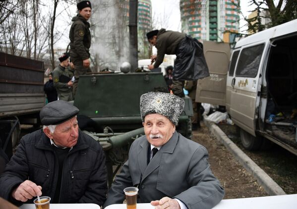Казаки пьют чай во время празднования 5-й годовщины воссоединения Крыма с Россией в Симферополе