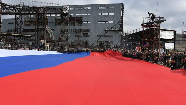 В Севастополе на горе Гасфорта развернули большой флаг России в рамках празднования годовщины Крымской весны
