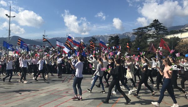Танцевальный флешмоб в Ялте в рамках празднования годовщины Крымской весны. 16 марта 2019