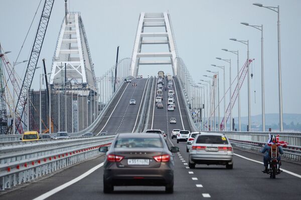 Автомобильное движение по автодорожной части Крымского моста Автомобильное движение по автодорожной части Крымского моста
