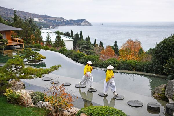 Артисты на открытии Японского сада на территории парка Айвазовское в Крыму
