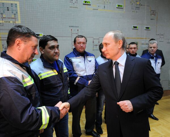 Президент России Владимир Путин во время запуска первой очереди энергомоста в Крым в ходе посещения компании Крымэнерго в Симферополе