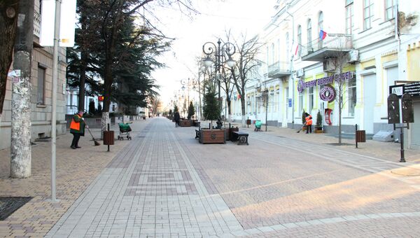 Коммунальщики убирают центральные улицы Симферополя перед визитом президента России Владимира Путина