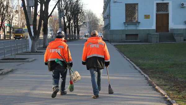 Коммунальщики убирают центральные улицы Симферополя