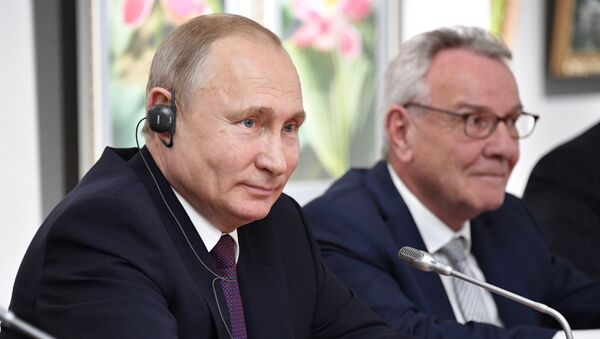 Президент России Владимир Путин во время встречи в Симферополе с представителями общественности Франции. 18 марта 2019