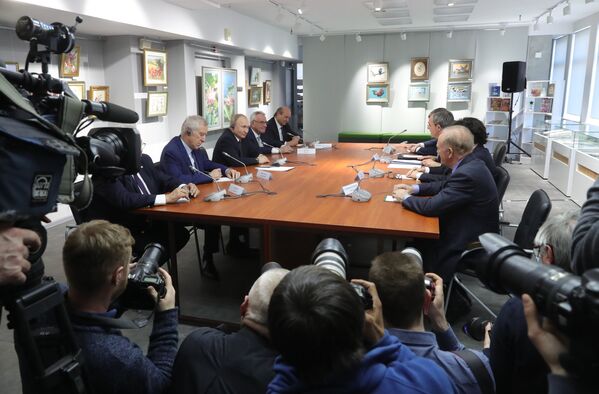 Президент России Владимир Путин во время встречи в Симферополе с представителями общественности Франции. 18 марта 2019