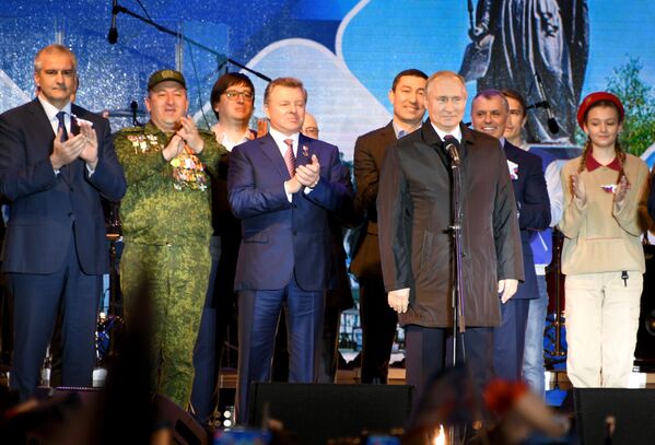 Президент России Владимир Путин на праздничном концерте в Симферополе, приуроченном к пятой годовщине воссоединения Крыма с Россией