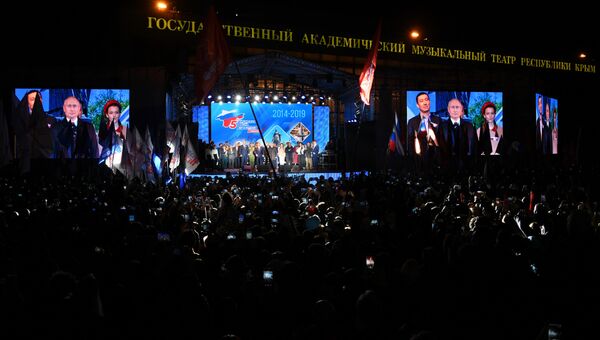 Президент России Владимир Путин на праздничном концерте в Симферополе, приуроченном к пятой годовщине воссоединения Крыма с Россией