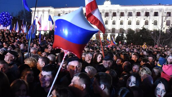 Жители в центре Симферополя перед началом концерта в честь пятилетия воссоединения Крыма с Россией