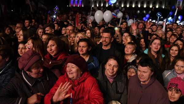 Жители в центре Симферополя во время концерта в честь пятилетия воссоединения Крыма с Россией