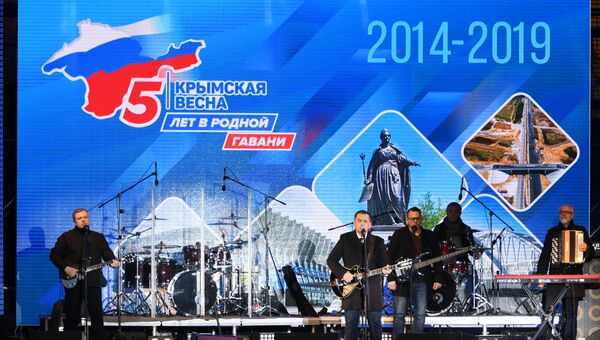 Группа Любэ во время концерта в честь пятилетия воссоединения Крыма с Россией на площади Ленина в Симферополе