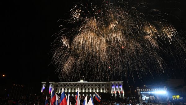 Праздничный фейерверк в Симферополе по случаю пятилетия воссоединения Крыма с Россией