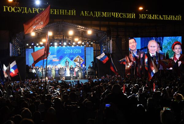 Президент РФ Владимир Путин на концерте в Симферополе по случаю пятилетия воссоединения Крыма с Россией Президент РФ Владимир Путин на концерте в Симферополе по случаю пятилетия воссоединения Крыма с Россией