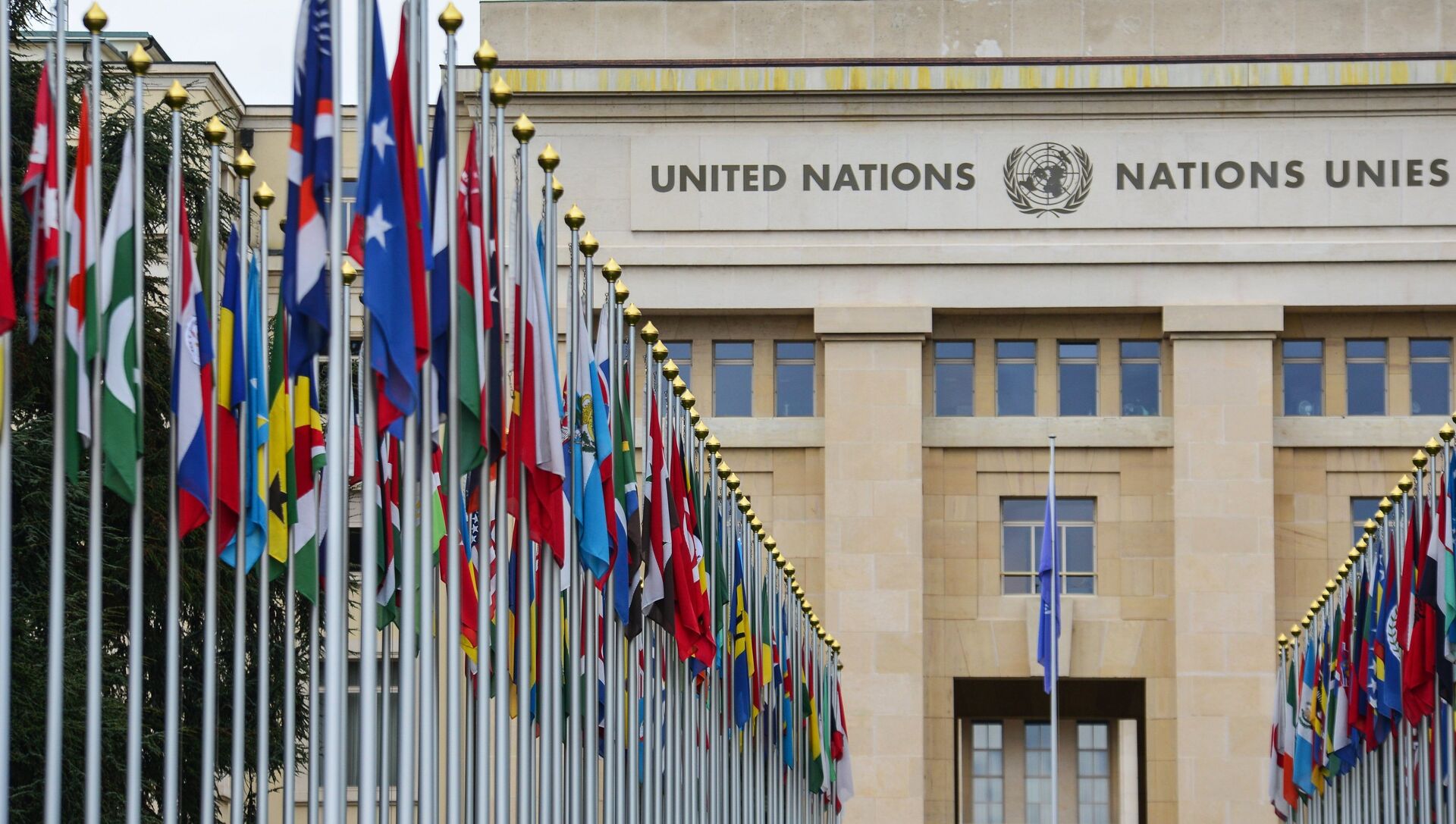 Аллея флагов возле здания Организации Объединённых Наций (ООН) в Женеве - РИА Новости, 1920, 21.09.2020