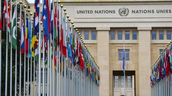 Аллея флагов возле здания Организации Объединённых Наций (ООН) в Женеве