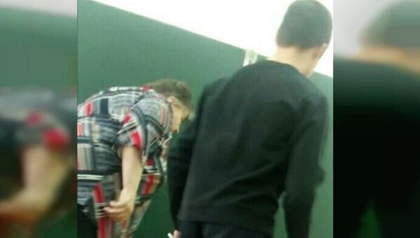 Стоп-кадр видео конфликта с учителем в школе №2 в Сафоново