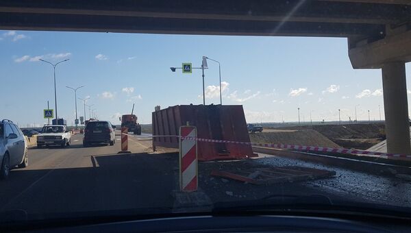 На трассе Симферополь-Керчь грузовик потерял кузов под мостом