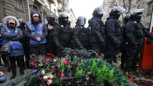 Сотрудники правоохранительных органов во время акции протеста против коррупции в Киеве
