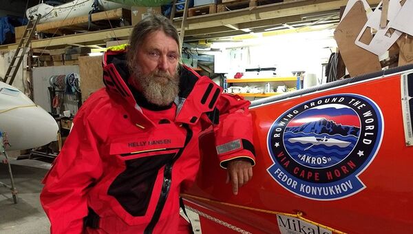 Федор Конюхов во время подготовки к одиночному переходу на весельной лодке АКРОС вокруг света в Новой Зеландии. Архивное фото