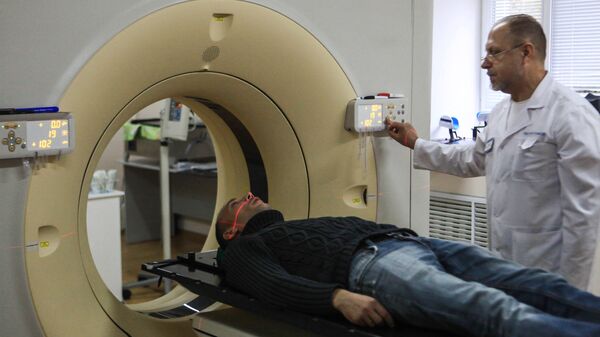 Топометрическая подготовка пациента на компьютерном томографе в онкологическом диспансере. Архивное фото