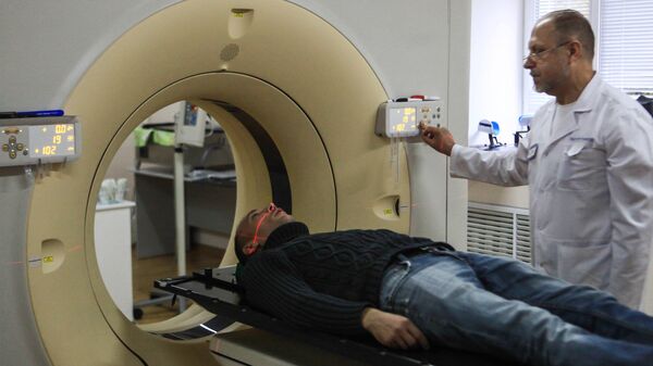 Топометрическая подготовка пациента на компьютерном томографе в онкологическом диспансере. Архивное фото