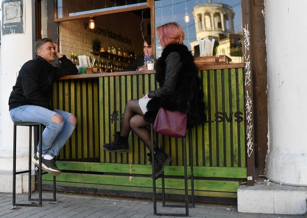 Парень с девушкой у уличного кафе в Севастополе