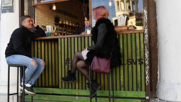 Парень с девушкой у уличного кафе в Севастополе