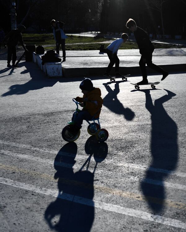 Дети катаются на улице в Севастополе
