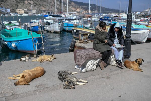 Женщины отдыхают на пристани в Балаклаве