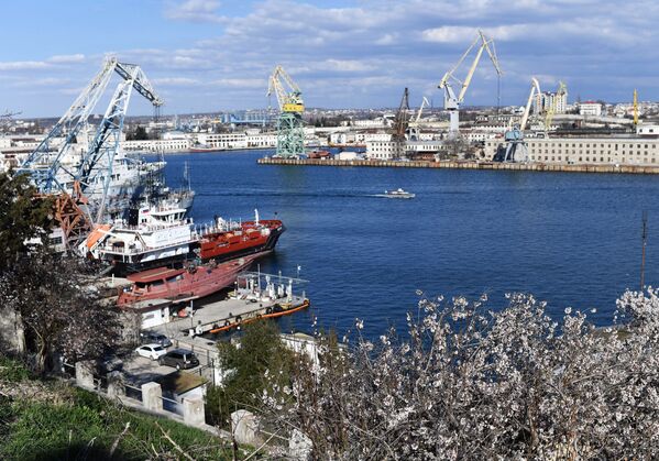 Севастопольская бухта весной