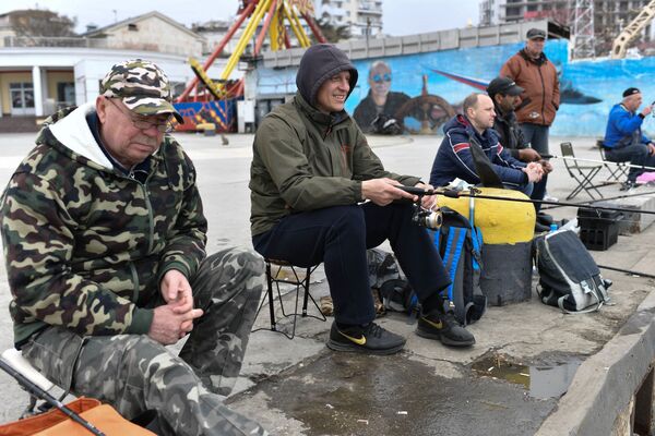 Рыбаки на набережной им. Ленина в Ялте