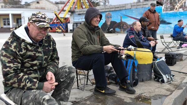 Рыбаки на набережной им. Ленина в Ялте