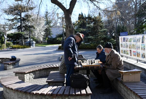 Мужчины играют в шахматы в Севастополе