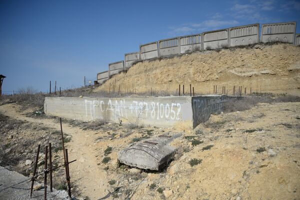 Заброшенный со времен Украины фундамент перед входом в 30 батарею в Севастополе