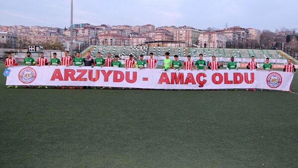 Футбольная команда Кызылташ из Бахчисарая на международном товарищеском матче с ФК Кучукчекмедже в Стамбуле