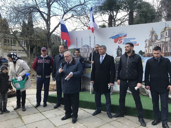 Глава Общественной палаты Крыма Григорий Иоффе на мероприятии по закладке на набережной Ялты сквера в рамках всекрымской акции В единстве - будущее 