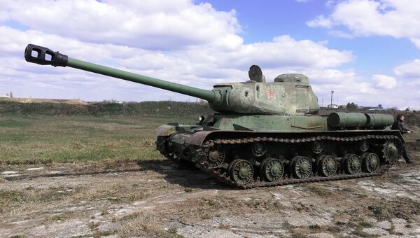 Восстановленный легендарный тяжелый танк времен Великой Отечественной войны ИС-2