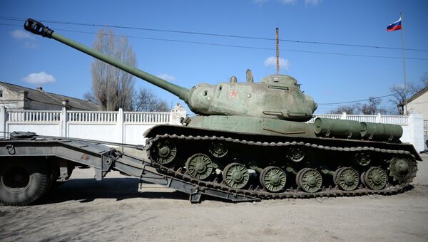 Видео ходовых испытаний легендарных танков времен Великой Отечественной войны Т-34 и ИС-2 в Крыму