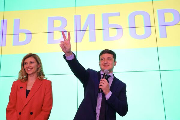 Кандидат в президенты Украины, актер Владимир Зеленский с супругой Еленой в своем избирательном штабе в Киеве