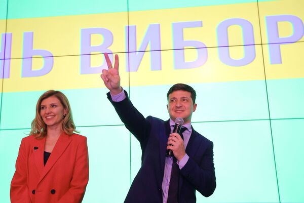 Кандидат в президенты Украины, актер Владимир Зеленский с супругой Еленой в своем избирательном штабе в Киеве Кандидат в президенты Украины, актер Владимир Зеленский с супругой Еленой в своем избирательном штабе в Киеве