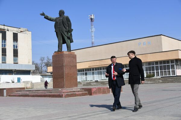 Глава администрации Джанкоя Эдуард Селиванов и корреспондент РИА Новости Крым Владислав Сергиенко в центре города Глава администрации Джанкоя Эдуард Селиванов и корреспондент РИА Новости Крым Владислав Сергиенко в центре города