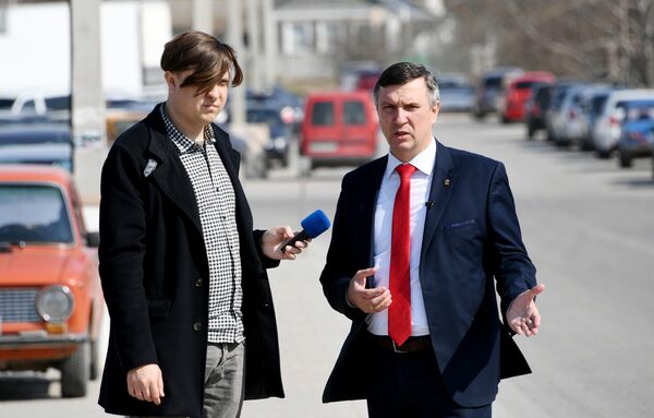 Глава администрации Джанкоя Эдуард Селиванов и корреспондент РИА Новости Крым Владислав Сергиенко Глава администрации Джанкоя Эдуард Селиванов и корреспондент РИА Новости Крым Владислав Сергиенко