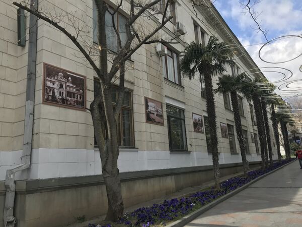 Выставка фотографий старой Ялты на фасаде здания главпочтамта в честь 181-летия города Выставка фотографий старой Ялты на фасаде здания главпочтамта в честь 181-летия города