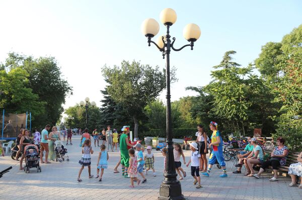Дети в центре Евпатории Дети в центре Евпатории