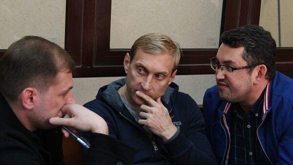 Глава администрации Евпатории Андрей Филонов (в центре) в зале суда в Симферополе