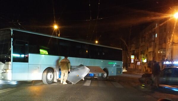 В Симферополе на пересечении улиц Севастопольская и Козлова столкнулись автобус и легковушка