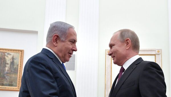 Президент РФ Владимир Путин и премьер-министр Израиля Биньямин Нетаньяху (слева) во время встречи
